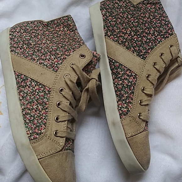 New Black Poppy, size 8 high tops/ tiny flowers - Picture 2 of 4